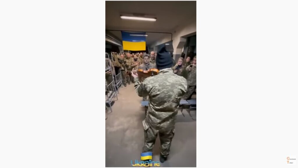 Ukrainian soldier plays National Anthem of Ukraine to his comrades